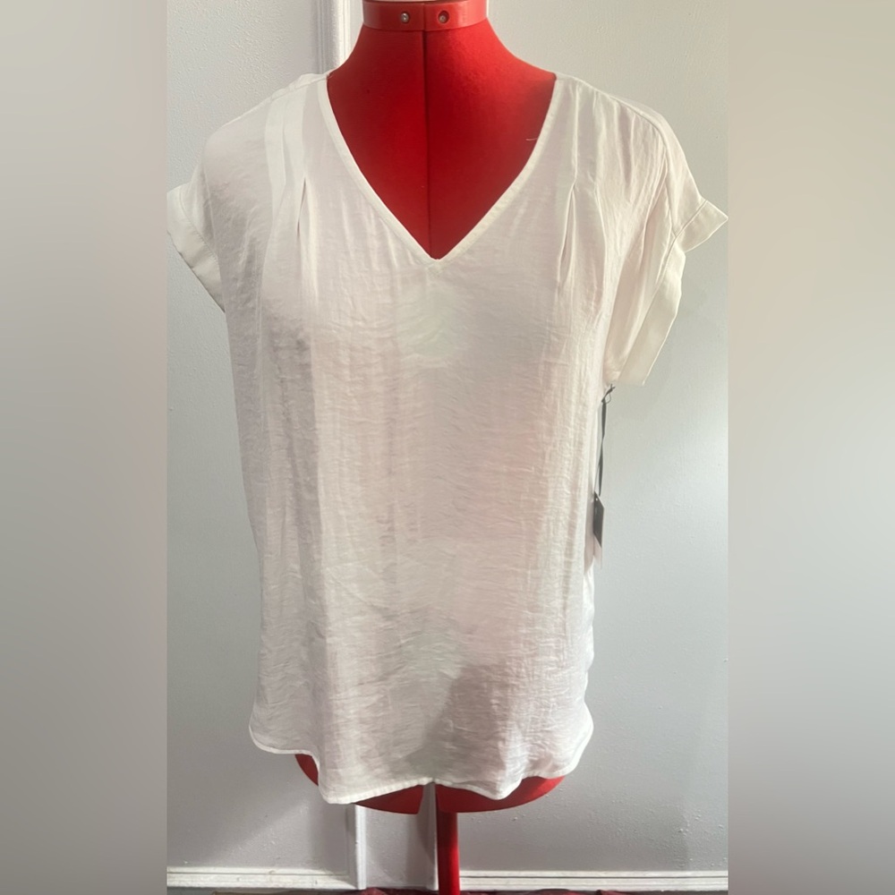 New with tags Simply Vera Vera Wang White V-Neck Blouse size small